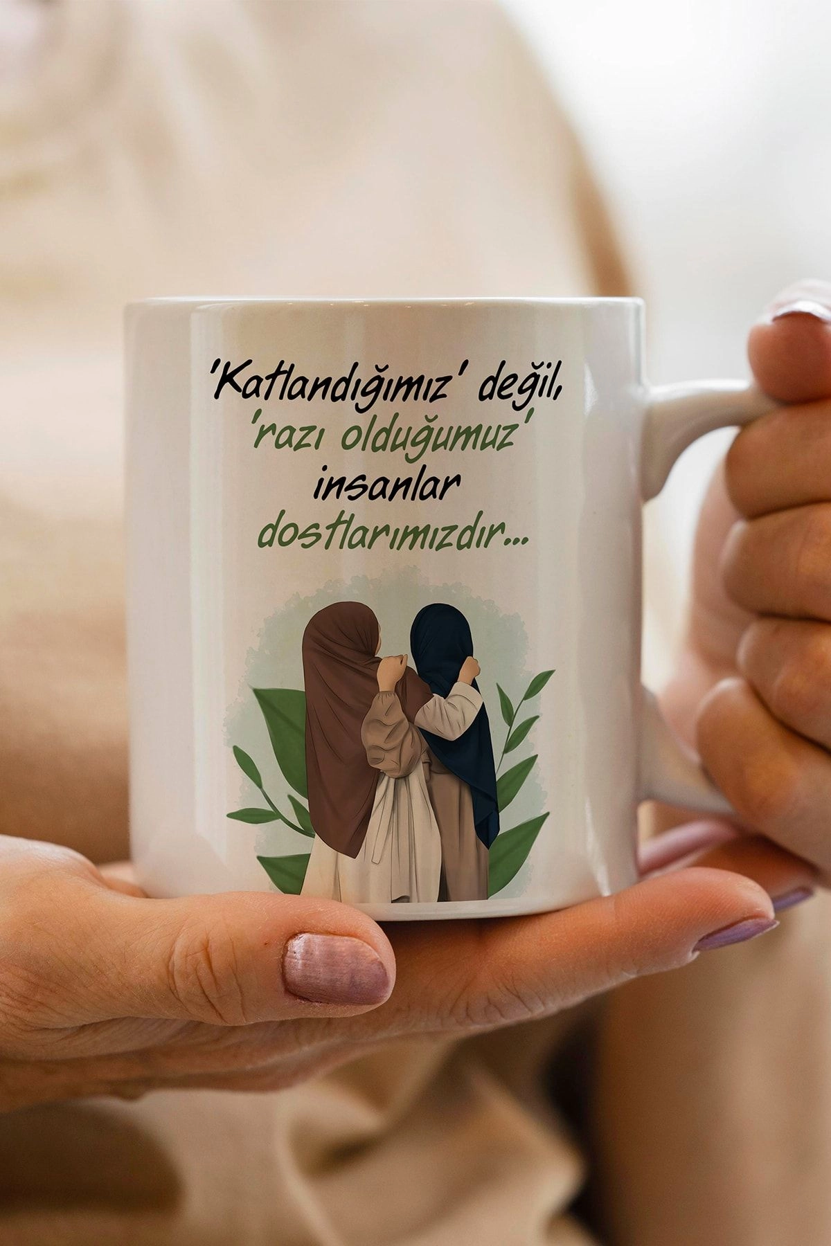 Katlandığımız değil, razı olduğumuz insanlar dostlarımızdır. Yazılı Porselen Kupa Bardak