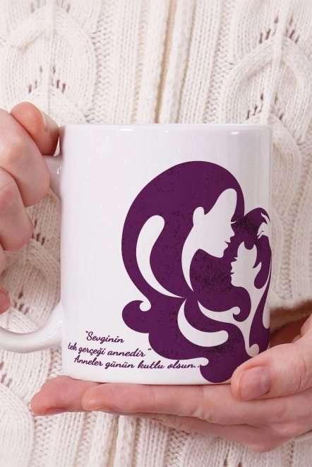 Sevginin Tek Gerçeği Annedir Yazılı Mor Anneler Günü Kupa