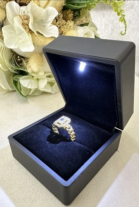 Işıklı Yüzük Kutusunda Ayarlanabilir Altın Renk Baget Yüzük - Sonsuz Düğüm Yüzük Zincir Sarmalı Sarı