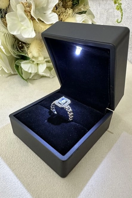 Işıklı Yüzük Kutusunda Ayarlanabilir Gümüş Renk Baget Yüzük - Sonsuz Düğüm Yüzük Zincir Sarmalı Gümüş