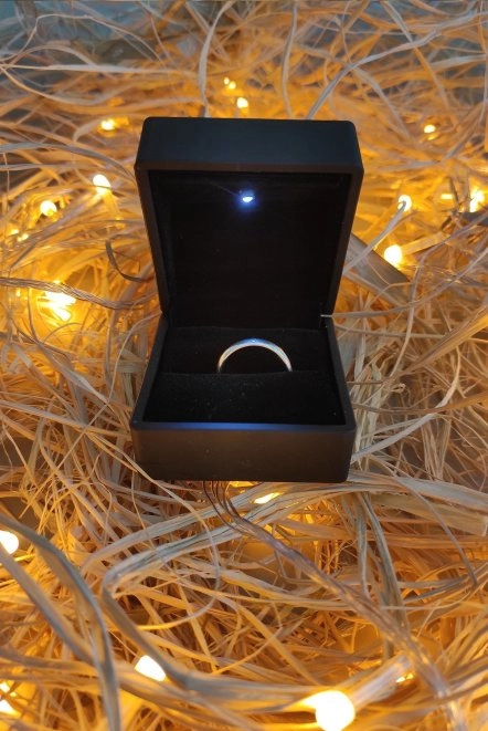 Siyah Işıklı Yüzük Kutusu